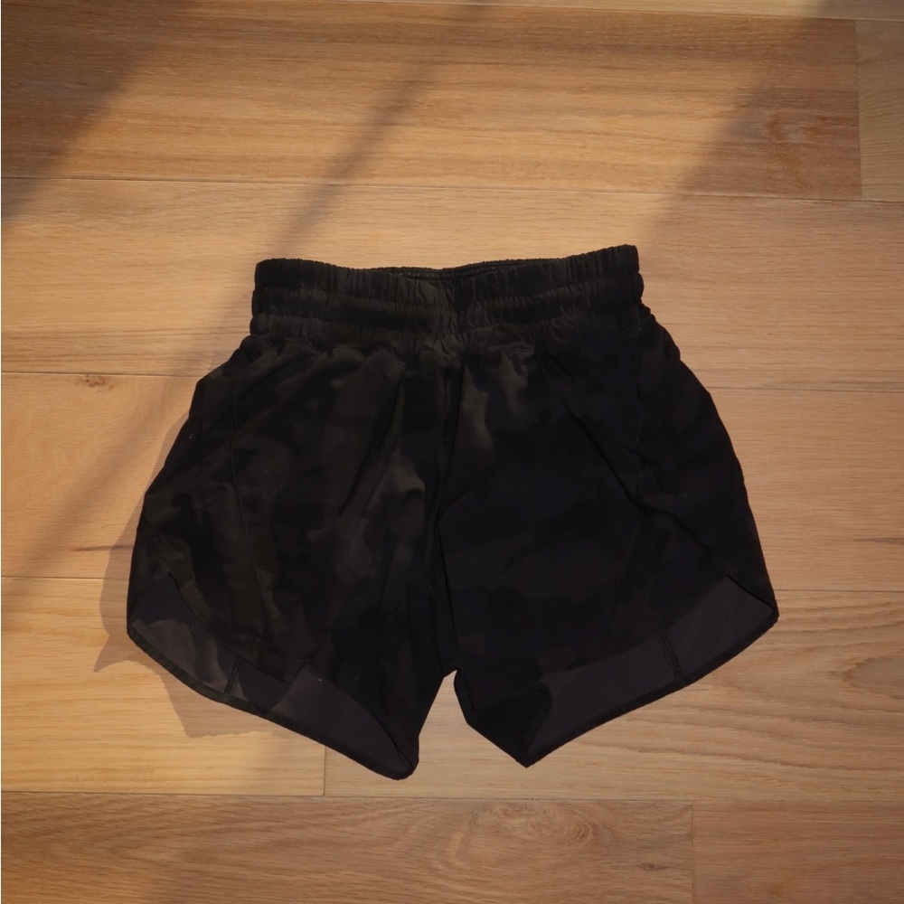 Lululemon Hotty Hot Low Rise Shorts in Black Camo print 4” length